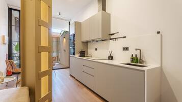 Réfrigérateur, micro-ondes, four, plaque de cuisson