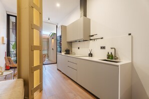 Fridge, microwave, oven, stovetop - Apartment 'Mestalla Flats Rut' with Private Terrace, Wi-Fi and Air Conditioning (Valencia)