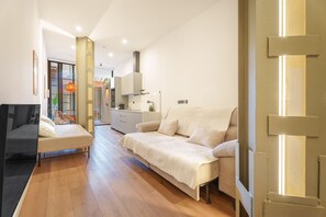 TV - Apartment 'Mestalla Flats Rut' with Private Terrace, Wi-Fi and Air Conditioning (Valencia)
