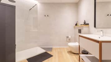 Een douche, een haardroger, handdoeken