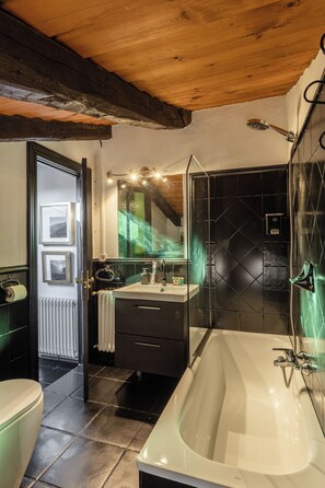 Assecador de cabells, tovalloles, sabó i paper higiènic 