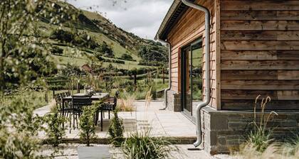 Nestled in a serene Welsh valley, this unique mill conversion blends historic charm with modern functionality, ideal for corporate away days, large group gatherings, activities/ workshops or strategy off-sites, accommodates (10–50+ guests)