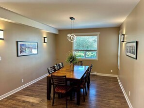 Dining - Sooke Harbour Penthouse - King Suite (Sooke)