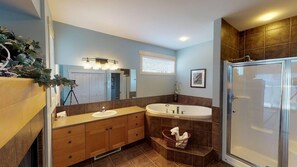 Hair dryer, towels - Sooke Harbour Penthouse - King Suite (Sooke)