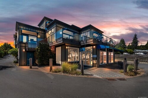 Sooke Harbour Penthouse - King Suite