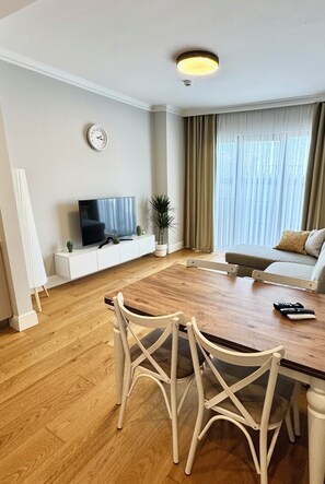 Smart TV - Stylish Taksim 360 Apartment in Central Istanbul (Beyoğlu)