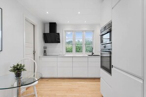 Private kitchen - Cozy beach house with sea view - 1 minute to the beach (Ærøskøbing)