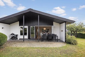 Outdoor dining - Cozy beach house with sea view - 1 minute to the beach (Ærøskøbing)