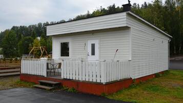 Familiehytte, kjæledyr tillatt, utsikt mot innsjø | Terrasse/patio