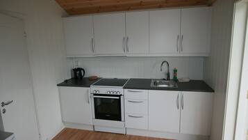 Hytte – classic, kjæledyr tillatt, utsikt mot innsjø | Eget kjøkken | Mikrobølgeovn på fellesområdet