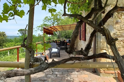 Pod.natalino farmhouse between woods and reality in the land of the giants