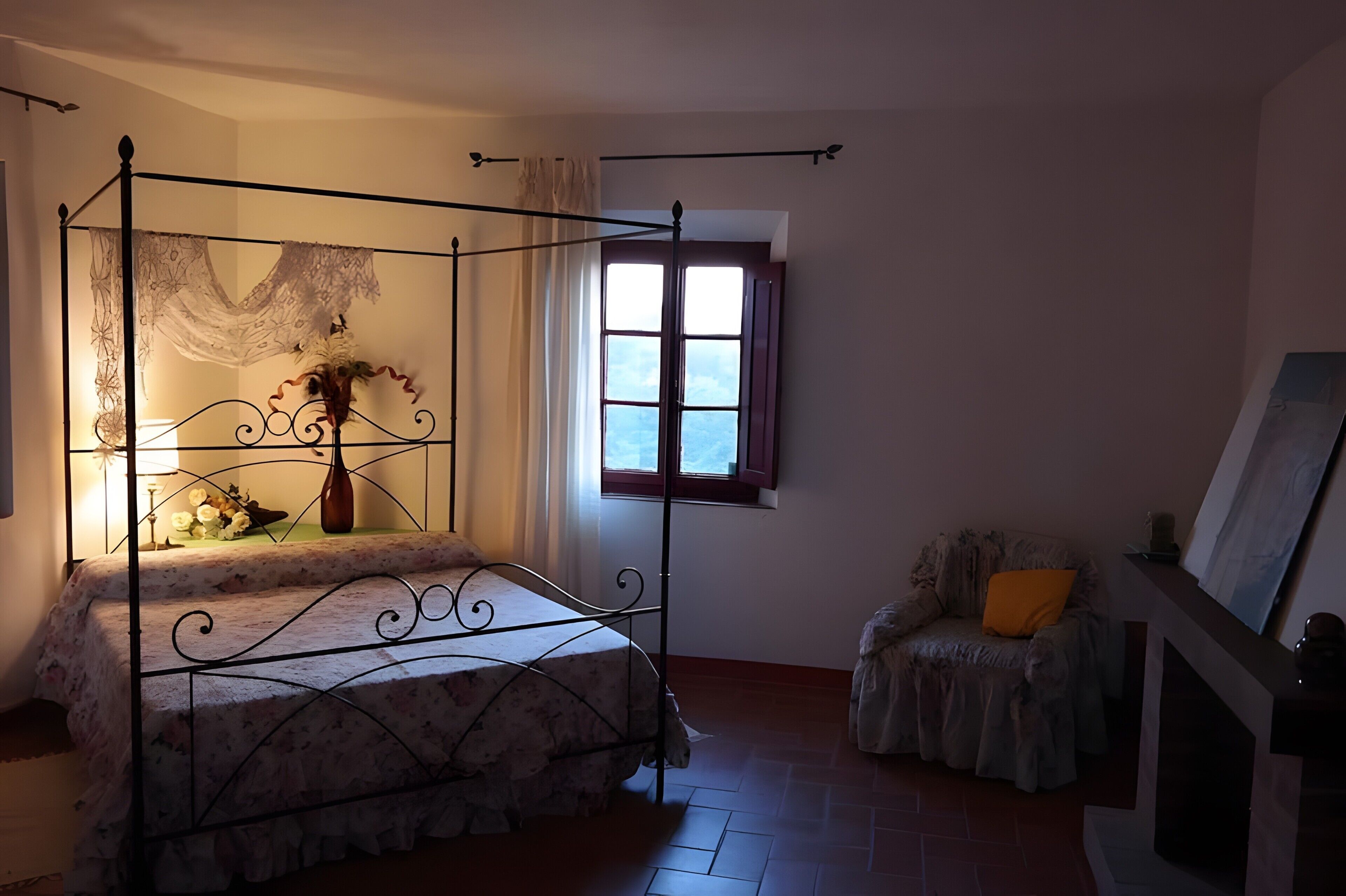 Een strijkplank/strijkijzer, wifi, beddengoed