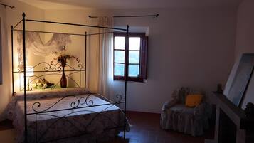 Een strijkplank/strijkijzer, wifi, beddengoed