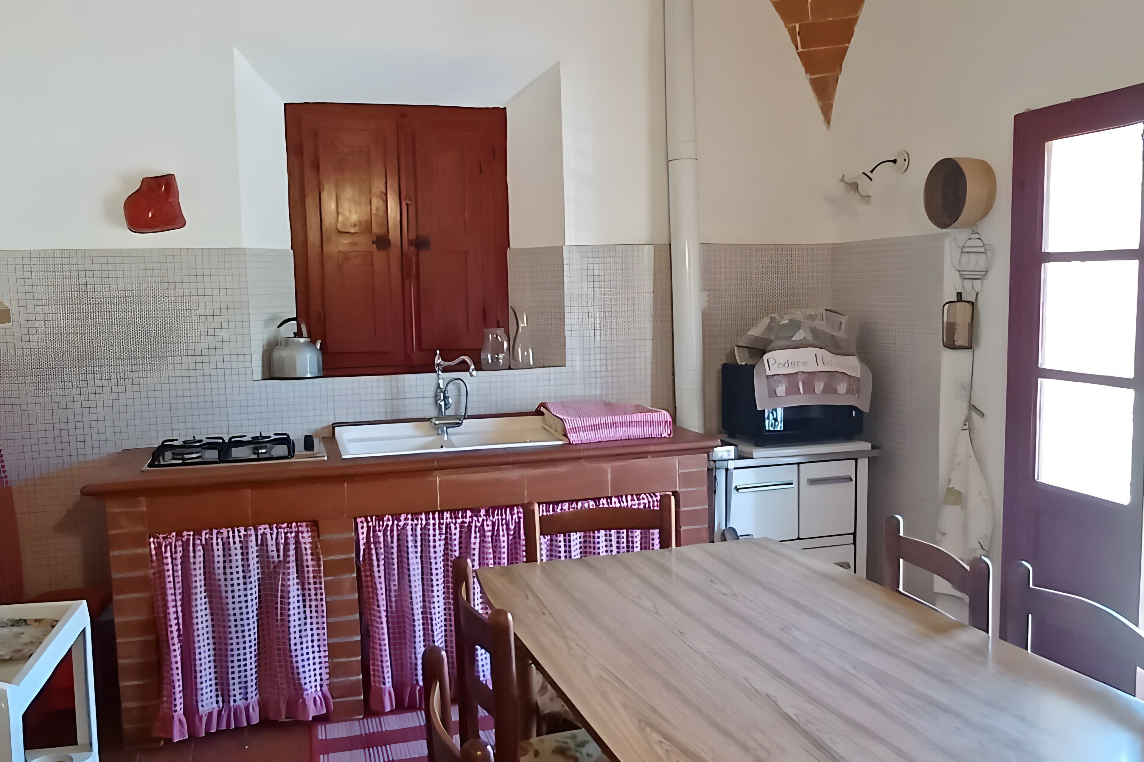 Réfrigérateur, four, plaque de cuisson, cafetière/bouilloire