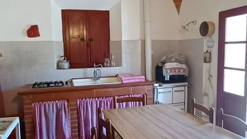 Réfrigérateur, four, plaque de cuisson, cafetiÚre/bouilloire