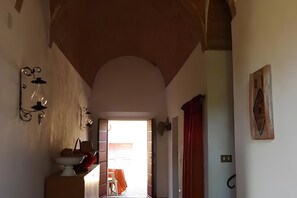 Interior - Pod.natalino farmhouse between woods and reality in the land of the giants (Legoli)