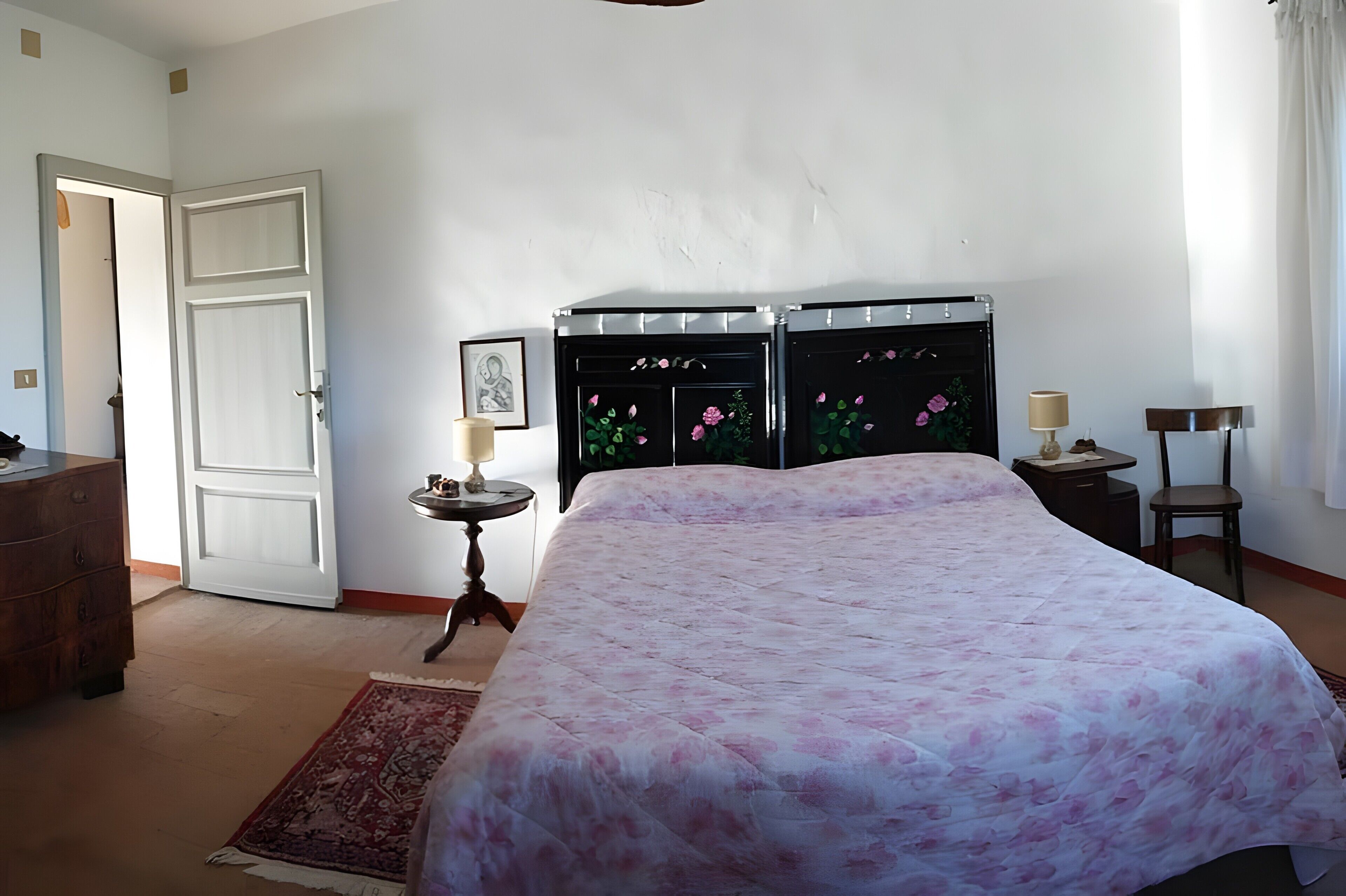Tabla de planchar con plancha, wifi y ropa de cama 