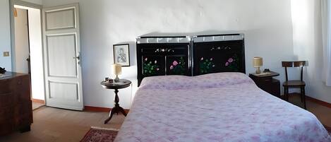 Tabla de planchar con plancha, wifi y ropa de cama