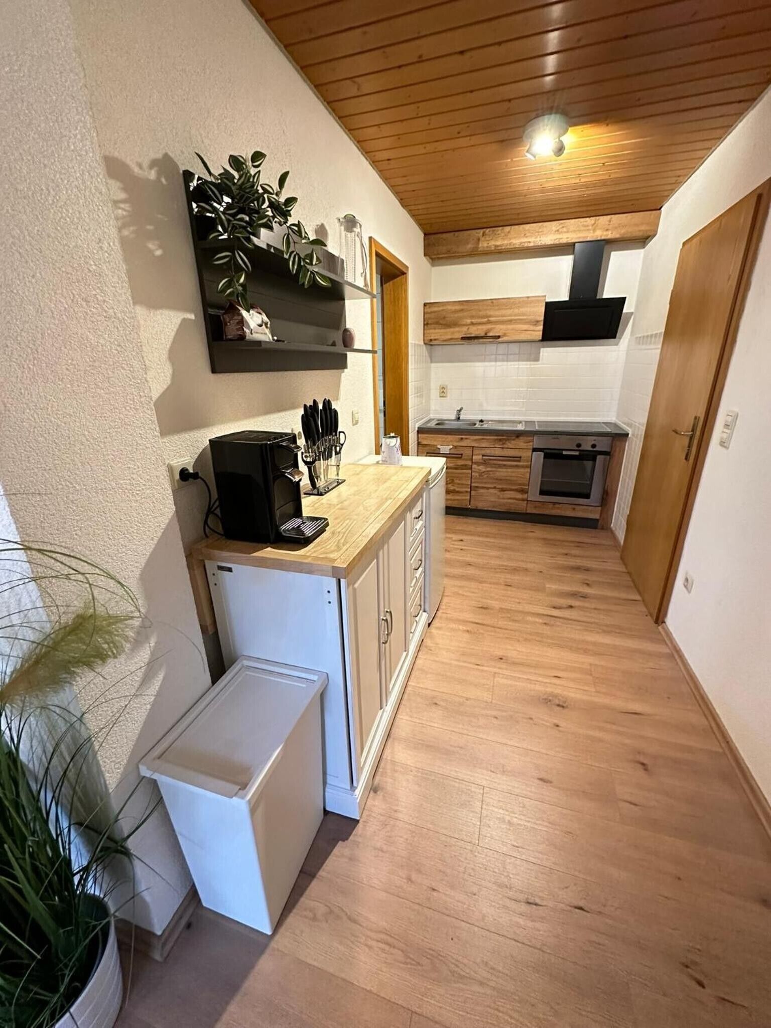 Kühlschrank, Ofen, Herdplatte, Wasserkocher mit Kaffee-/Teezubehör