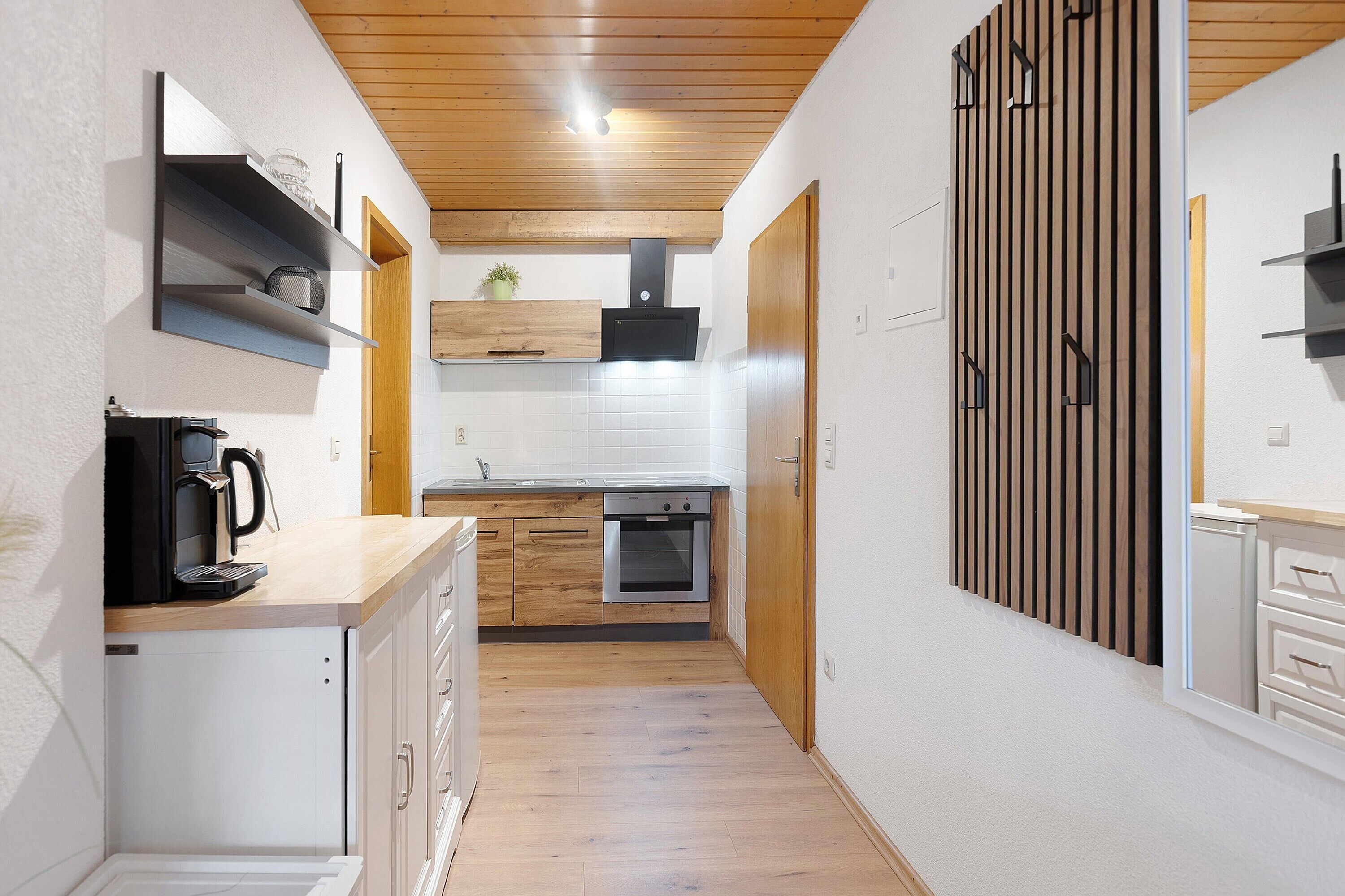 Kühlschrank, Ofen, Herdplatte, Wasserkocher mit Kaffee-/Teezubehör