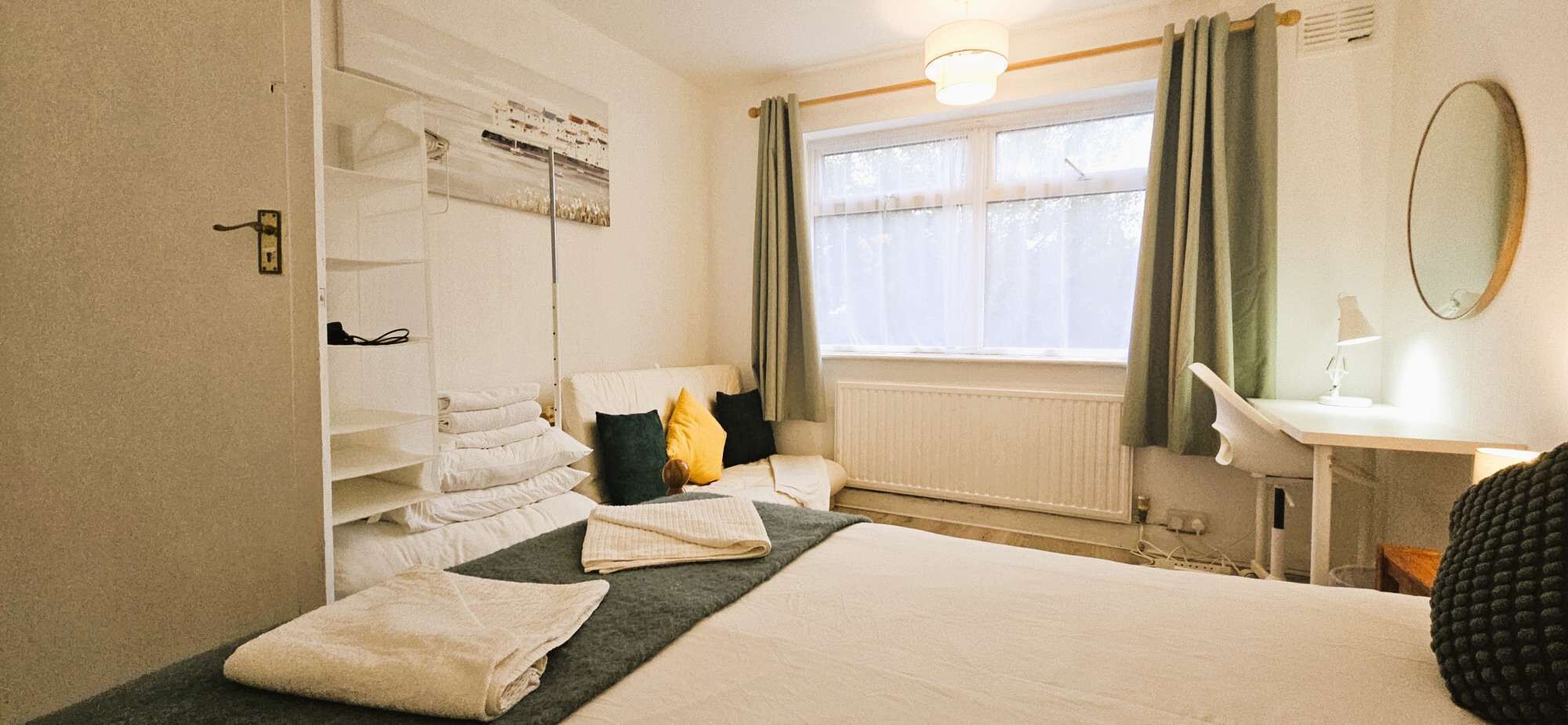 Desk, iron/ironing board, WiFi, bed sheets