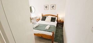 Escritorio, tabla de planchar con plancha, wifi y ropa de cama