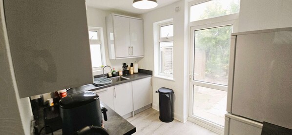 Refrigerador, microondas, horno y parrilla de estufa