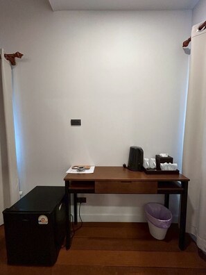 Habitación clásica con 1 cama matrimonial o 2 individuales, balcón | Escritorio y espacio para trabajar con laptop