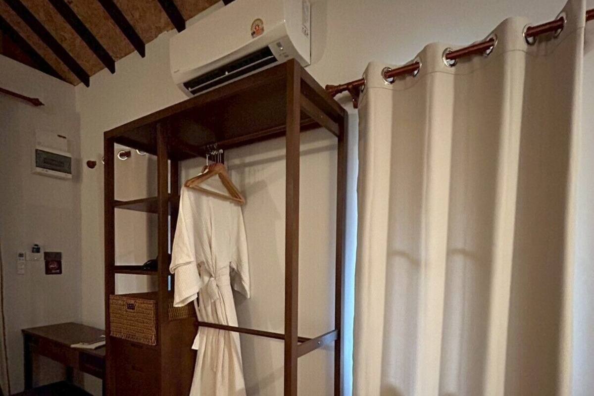 Classic Double or Twin Room, Balcony | Peti besi dalam bilik, meja, ruang kerja komputer riba, Wi-fi percuma 