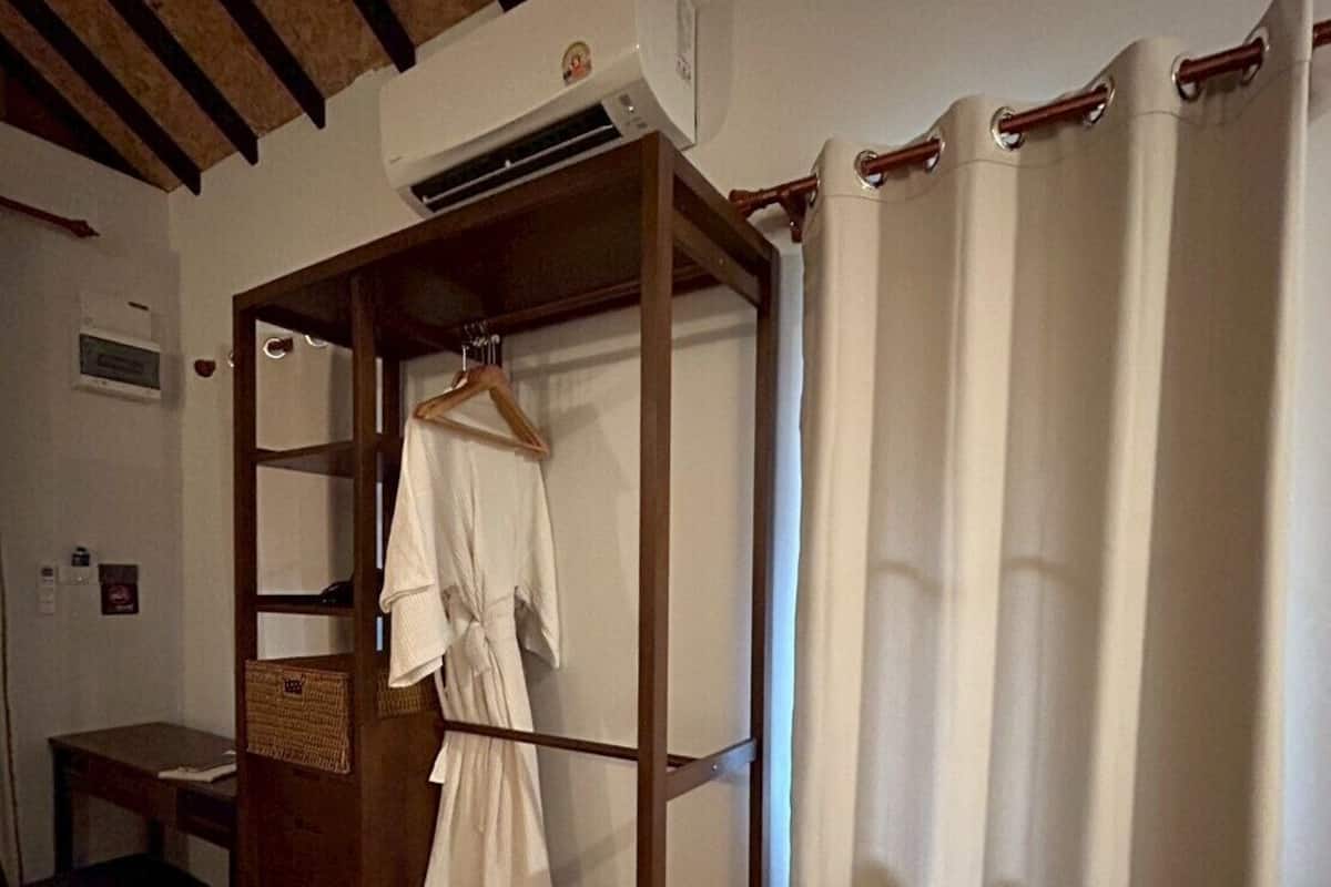 Habitación clásica con 1 cama matrimonial o 2 individuales, balcón | Escritorio y espacio para trabajar con laptop