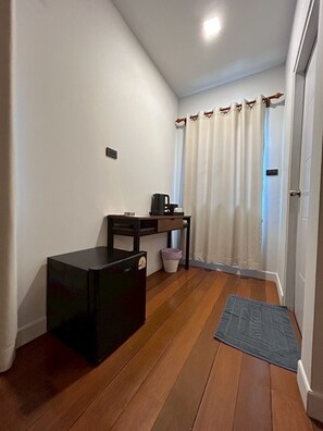 Habitación clásica con 1 cama matrimonial o 2 individuales, balcón | Escritorio y espacio para trabajar con laptop