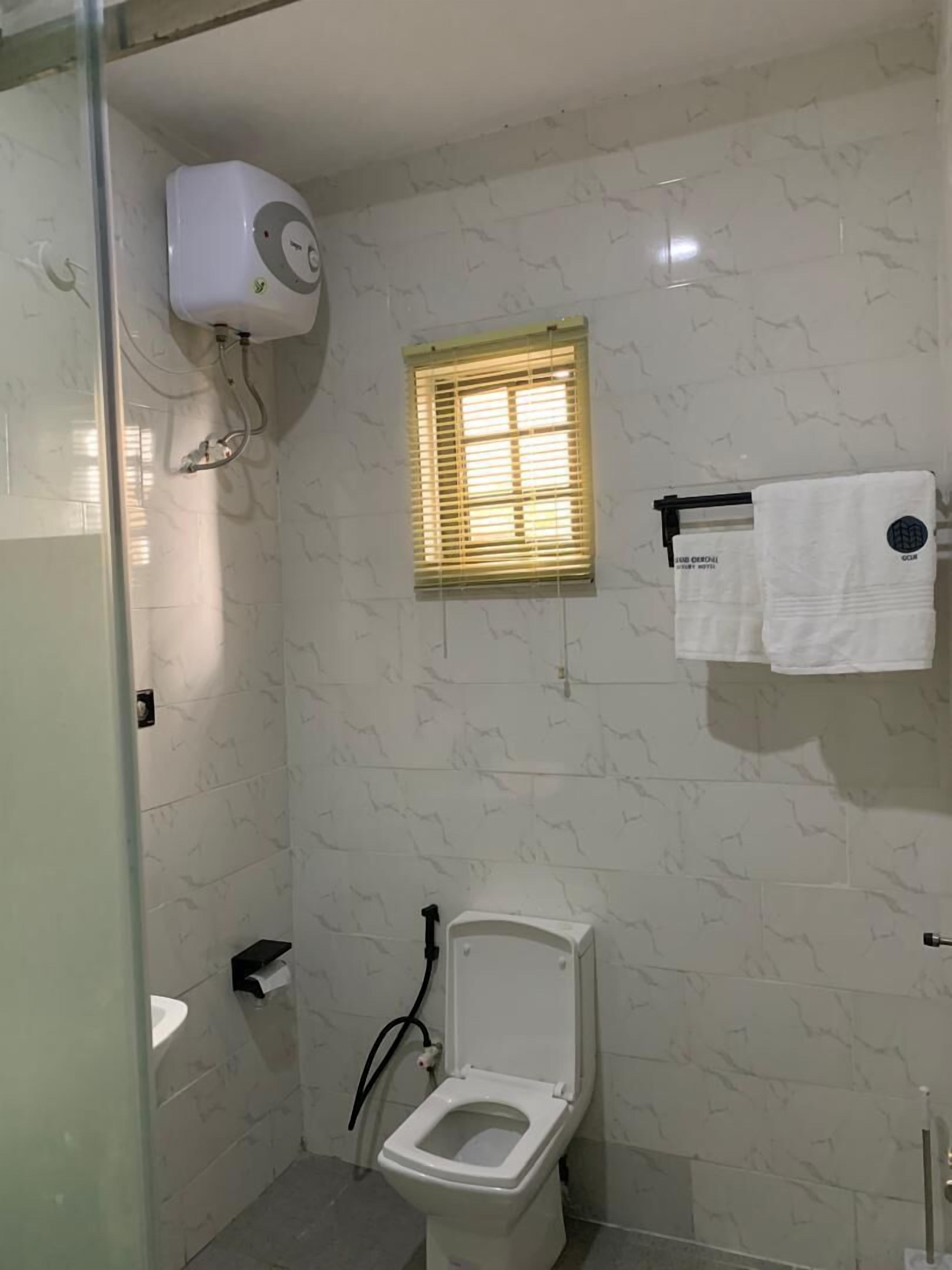 Chambre Simple Deluxe | Salle de bain | Douche, serviettes fournies, savon, shampoing