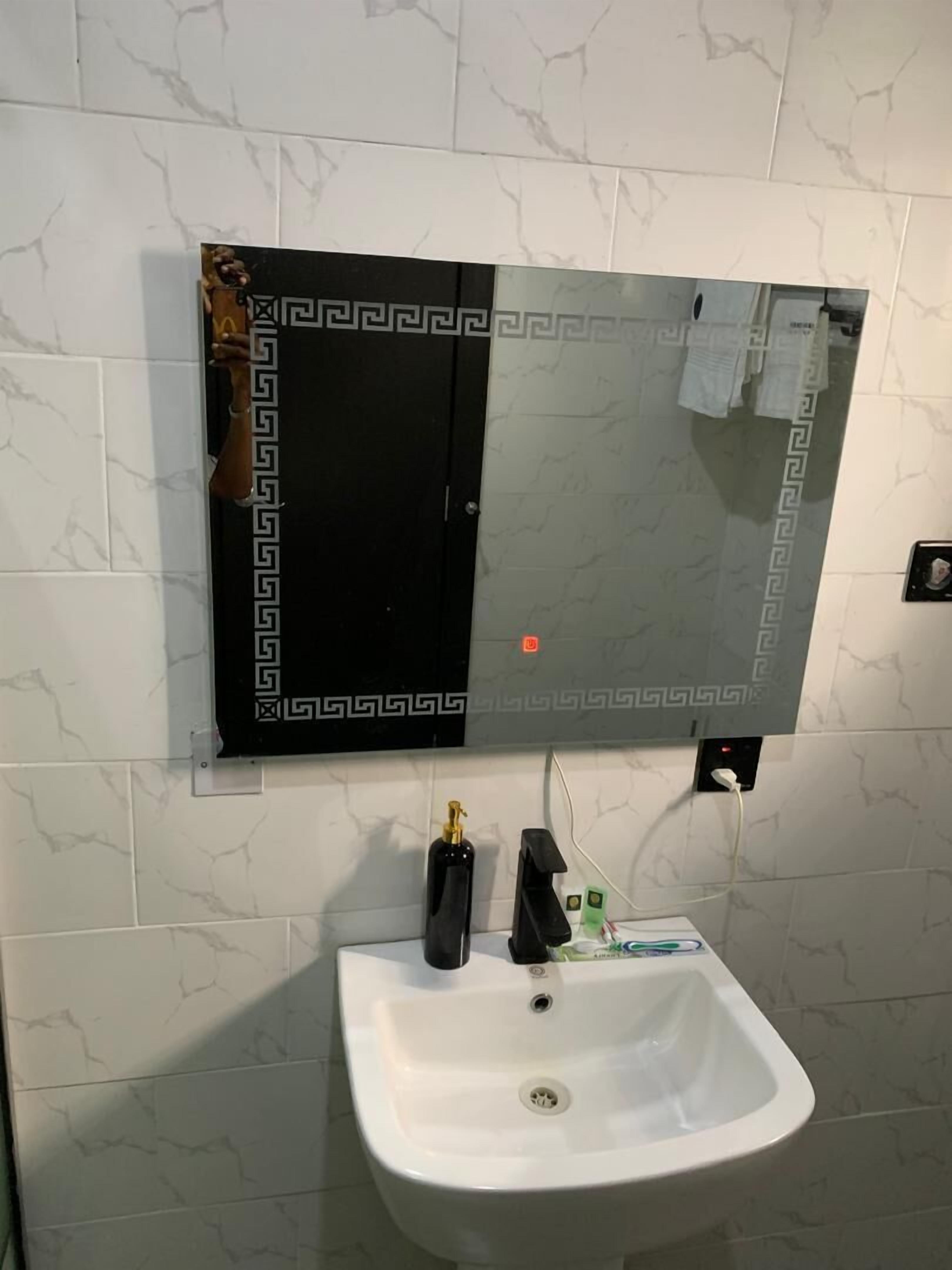 Chambre Simple Classique | Salle de bain | Douche, serviettes fournies, savon, shampoing