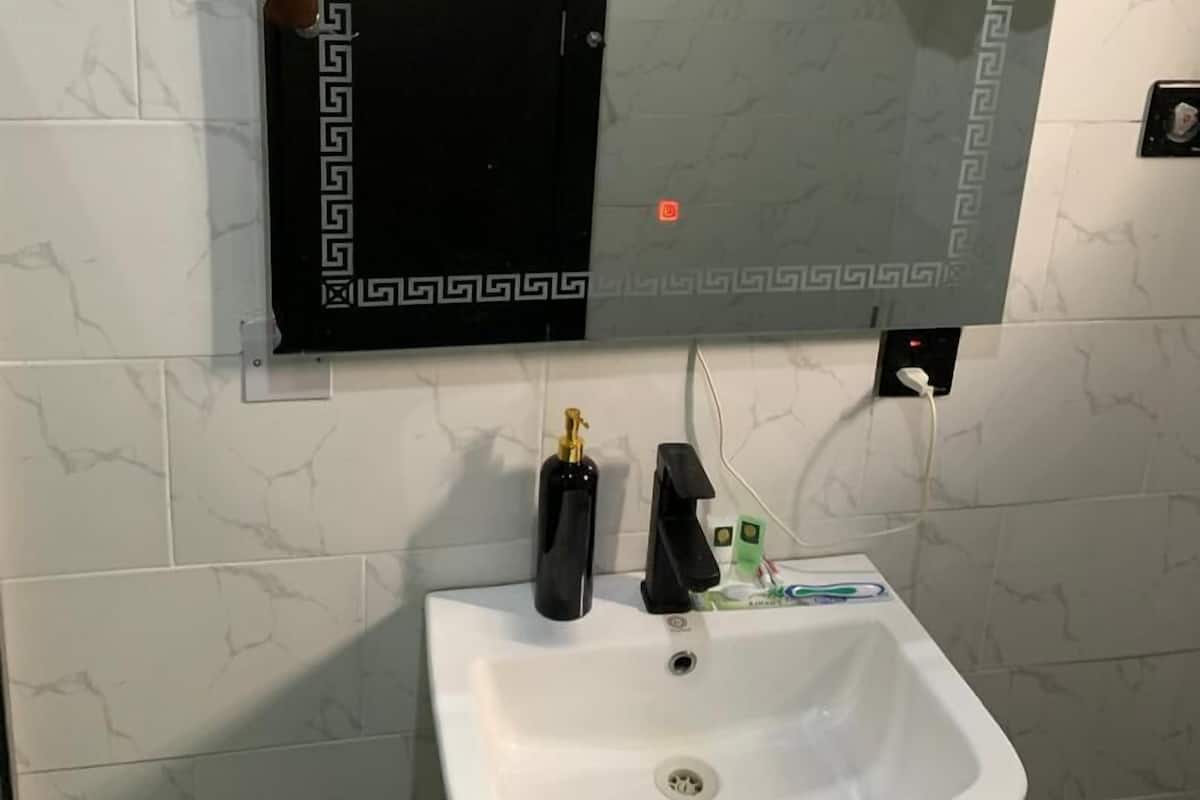 Classic-Einzelzimmer | Badezimmer | Dusche, Bademäntel, Handtücher, Seife