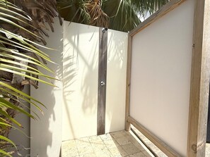 Property grounds - Bright 3-Bedroom Villa Near Eagle & Palm Beach (Noord)