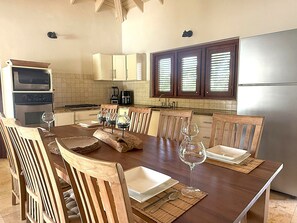 Dining - Bright 3-Bedroom Villa Near Eagle & Palm Beach (Noord)