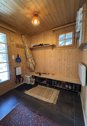 Interior - Cosy chalet for 6 people, quiet, ski access, with splendid views of the Matterhorn. -inside: Bright (St-Luc)