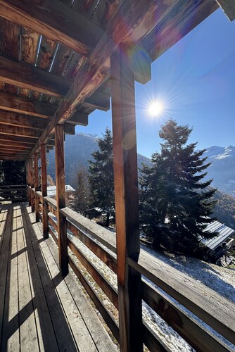 Cosy chalet for 6 people, quiet, ski access, with splendid views of the Matterhorn. -inside: Bright