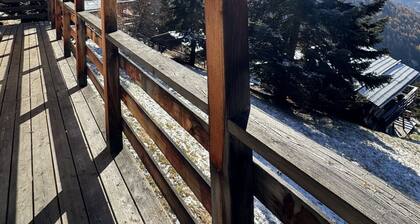 Cosy chalet for 6 people, quiet, ski access, with splendid views of the Matterhorn. -inside: Bright