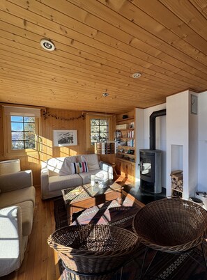 Interior - Cosy chalet for 6 people, quiet, ski access, with splendid views of the Matterhorn. -inside: Bright (St-Luc)