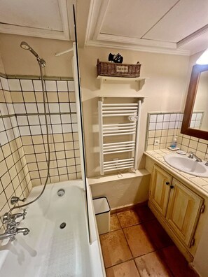 Douche, sèche-cheveux, papier toilette