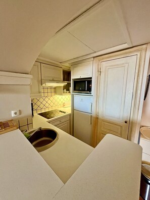Private kitchen - Sea view apartment, 6/8 people. Vacation Village (Grimaud)