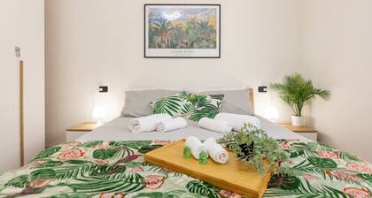 GuestHost - Just a few meters from Pioltello train station and well connected to Milan, the lovely two-room apartment Le Palme features a garden and is ideal for a couple or a family. Newly and tastefully furnished, it offers a terrace for outdoor dining