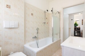 Bidet, Handtücher, Shampoo