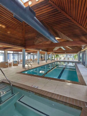 Indoor pool, a heated pool - Bayfront Stay Near Berkeley Marina + Dining & Pool (Berkeley)