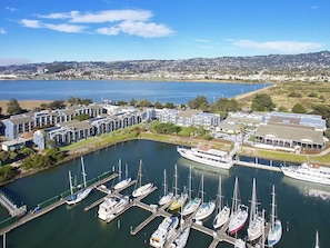 Marina - Berkeley Marina Views + On-site Dining. Pool. Gym. (Berkeley)