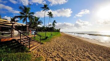 Departamento | Playa | En la playa, playa de arena blanca y sombrillas