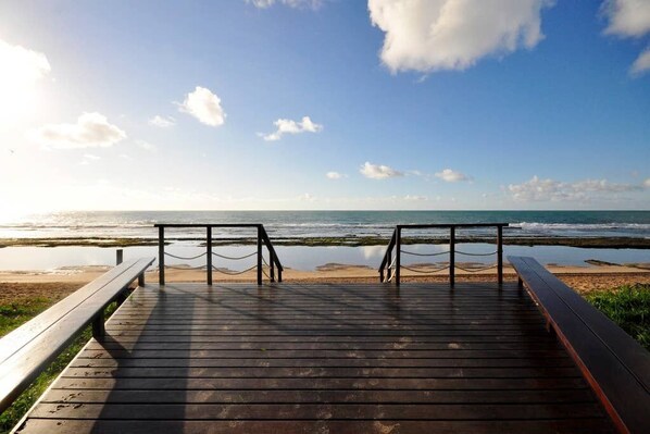 En la playa, arena blanca, sombrillas