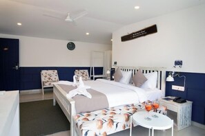 Habitación doble Premium, baño privado, frente al mar | Espacio para trabajar con laptop y wifi gratis 