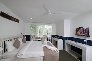 Habitación doble Premium, baño privado, frente al mar | Espacio para trabajar con laptop y wifi gratis 